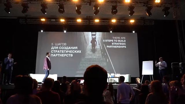 Гил Петерсил на сцене Бизнес от Сердца. Нетворкинг – как заводить полезные связи смотреть онлайн