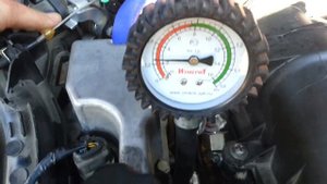 Проверка давления масла компресометром.