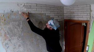 клею плитку сверху вниз, не сползает, не плывёт. ложу гипсовые кирпичинки самолепные "старый питер"
