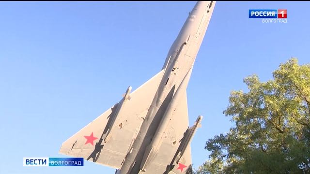 С самолета-памятника демонтировали поврежденные элементы смотреть онлайн