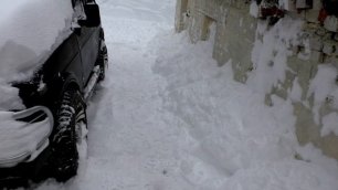Выкапываем машину из под снега.