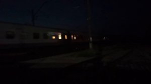 Электровоз ЭП1П-028 с поездом Баку-Ростов-на-Дону прибывает на станцию Армавир-Ростовский.
