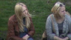 Две блондинки девушки отдыхают на лавке во дворе