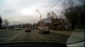 Скорая помощь нарушает правила дорожного движения чтобы заправиться