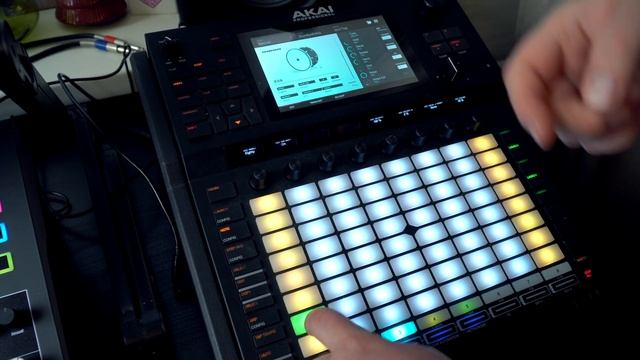 2 БИТМЕЙКЕРА 1 СЭМПЛ | MPC LIVE 2, AKAI FORCE Как написать бит | Лайфхаки для битмейкеров, 0+ смотреть онлайн