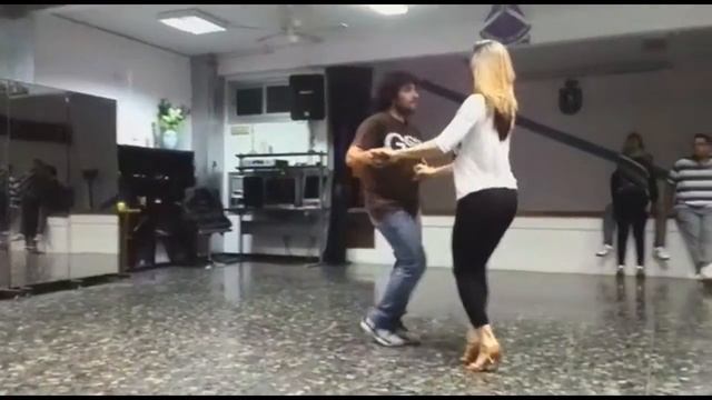 Clase bachata. Fidel y loli escuela de baile. смотреть онлайн