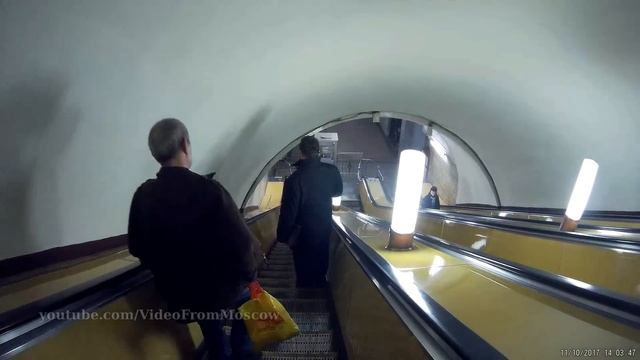 Вход на станцию метро "Чистые пруды" // 11.10.2017 смотреть онлайн