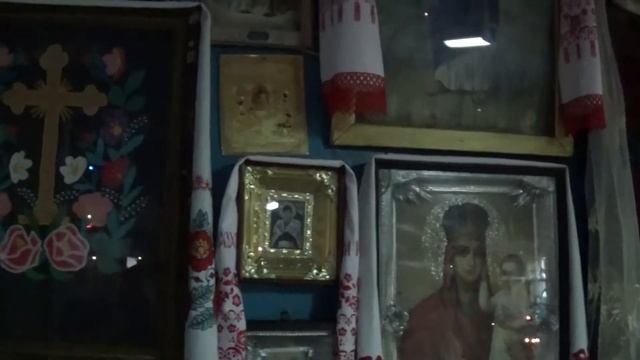 Святогоровка Церковное пение  Странник стоит у двери.