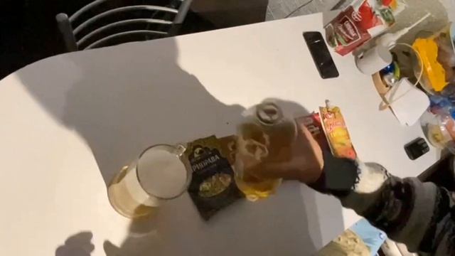 любимый папа готовит курицу с луком в казане смотреть онлайн