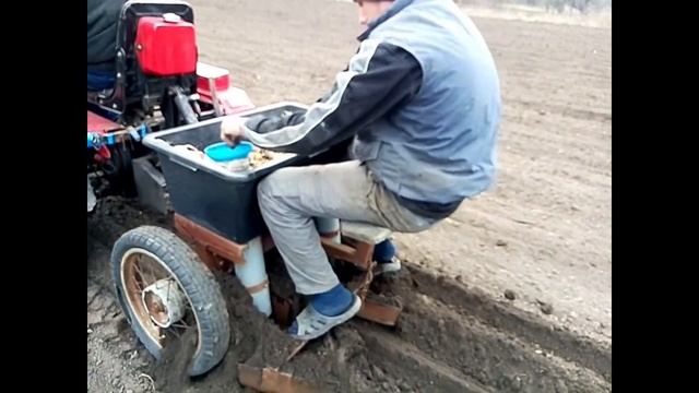 Мототрактор в роботі з двухрядною сажалкою 2020 смотреть онлайн