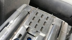 Причина скрипа в подлокотнике Шкоды Октавии А5. Пластмасска трется о железку.