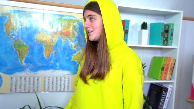 ¡AMONG US en la vida real! ¿Quién es el IMPOSTOR EN LA ESCUELA? смотреть онлайн