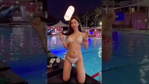 красотки Азии зажигательно танцуют на пляже в бассейне/тиктоктанцы