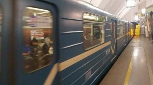 Прибытие метропоезда на станцию Лиговский проспект, Санкт-Петербург