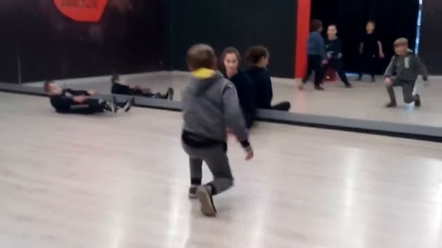 Я на брейк Дансе точнее на брейк дансе на батле смотреть онлайн