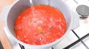 Томатный суп-пюре с копченой масляной рыбой, яйцами и зеленью.