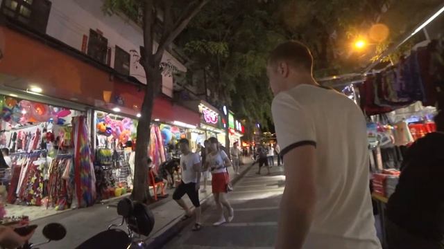 Куда мы забрели  Ночной рынок Китай Санья Хайнань Влог самостоятельные путешествия