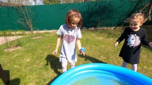 Челлендж бомбочки для ванны. Милана и Ника устроили новый челендж.