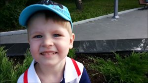 влог. едем на жд.вокзал - катаемся на поезде - Макс первый раз катается на машинке 2 часть