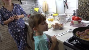 Дарина учиться готовить. Девчонки нахапали кружков, крутятся как белки) . 16.11.22.