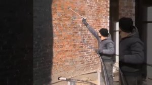 Безвоздушная окраска кирпичных стен в черный цвет с помощью окрасочного аппарат и краскопульта
