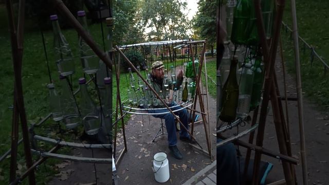 Уличный музыкант в Санкт-Петербурге. Федор Григорьев и его бутылофон