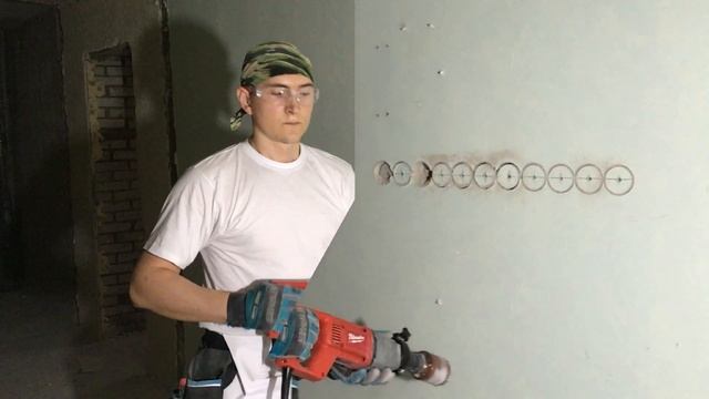 Лунка под подрозетник за 8 сек. Сверлим Hitachi, Metabo UHEV 2860-2, Milwaukee DD 2-160.
