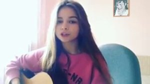 Маленькая девушка классно поет ♫ Шикарный голос.