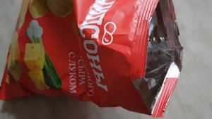 Пробую чипсоны со вкусом нежного сыра с луком картофельные чипсы
