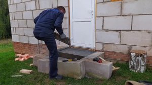 крылечко, порог, подступ к входу(или как его назвать) из бетона.