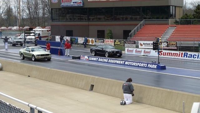 2005 v6 mustang vs 2006 mustang gt смотреть онлайн