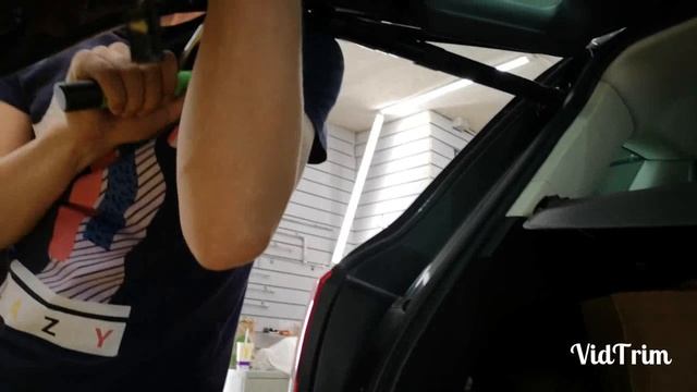 Ремонт сложной потянутой вмятины без покраски на крышке багажника VOLKSWAGEN TOUAREG. смотреть онлайн