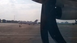 Запуск двигателя самолета ATR-72 Plane engine start