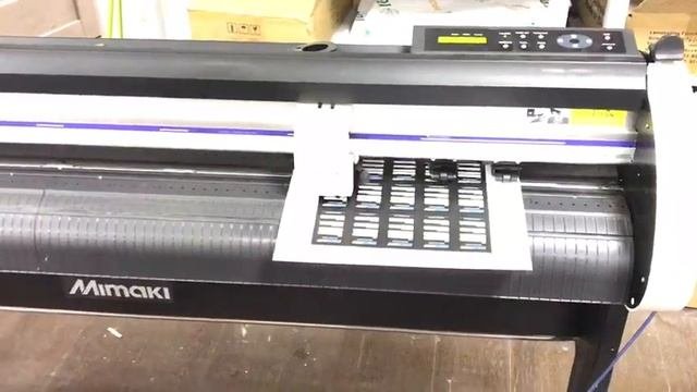 Плоттерная резка позволяет фигурно вырезать на поверхности самоклейки текст, узор, композиции.