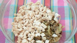 Салат с курицей, черносливом и грибами