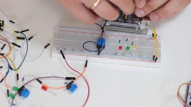 Школа программирования Geek Land - Видео урок по работе с Arduino Uno - светофор.. смотреть онлайн