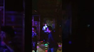 Ресторанный певец поет шансон лучше оригинала.