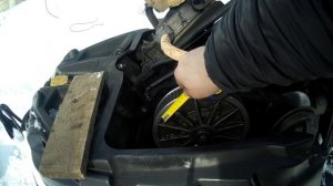 Проверка натяжки цепи в коробке снегохода буран.