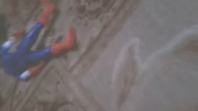 Человеку пауку было жалко всех потому что они дрались смотреть онлайн