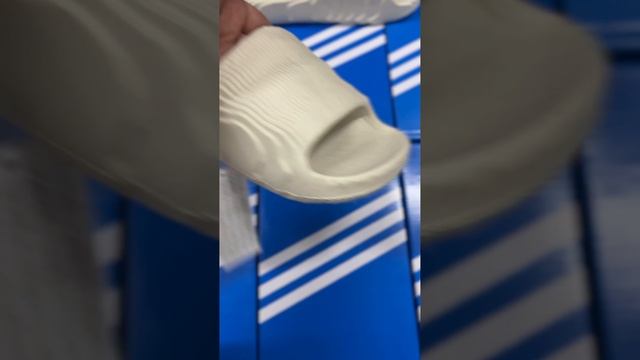 Adidas Adilette смотреть онлайн
