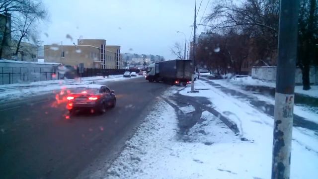 Как нужно разворачиваться с полуприцепом!