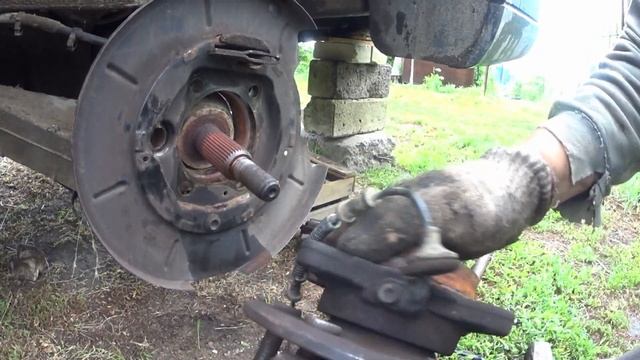 Замена сальника полуоси, ступицы и всей задней тормозной системы на Lincoln Navigator 2. смотреть онлайн