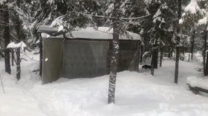 Прорубь в речке Низмица и баня из поликарбоната.