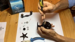 Катушка на зимнюю рыбалку Black Side Ice Zeal подходит и под правую и под левую руку.
