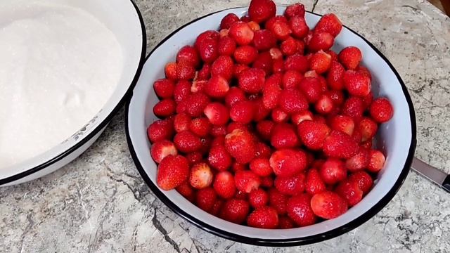 Варенье пятиминутка  из клубники. Бусинка всё контролирует! 16 июля.