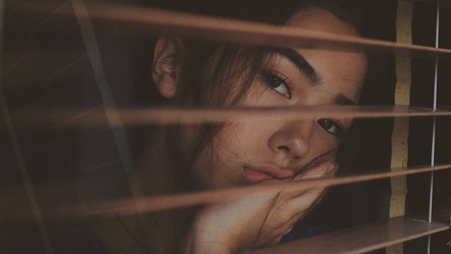 Мужчина увидел как толпа издевается над мальчиком, его реакция поразила весь город... смотреть онлайн