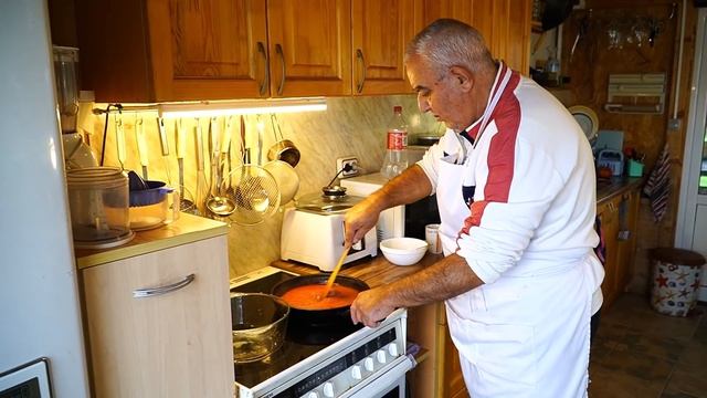 ЗАБУЛЕНИ ЯЙЦА В ДОМАТЕН СОС שקשוקה בולגרית, Eggs in Tomato Sauce BUT BETTER then Shakshuka! смотреть онлайн