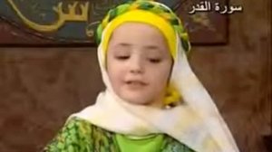 Маленькая девочка красиво читает Коран.