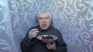 Геннадий Горин кушает сливы на тарелке