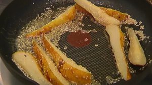 Японский салат с языком и карамелизированной грушей